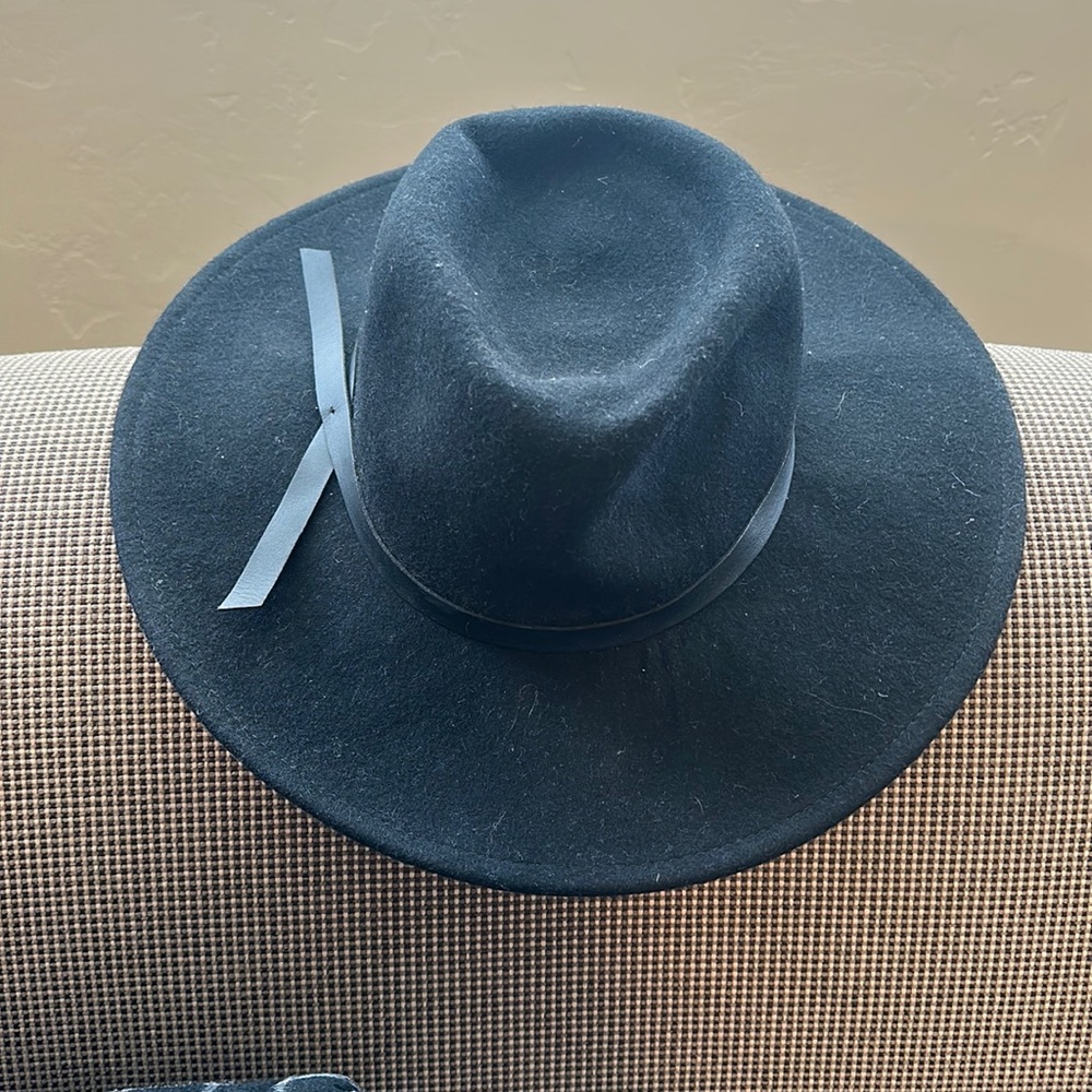 Cute Black hat!